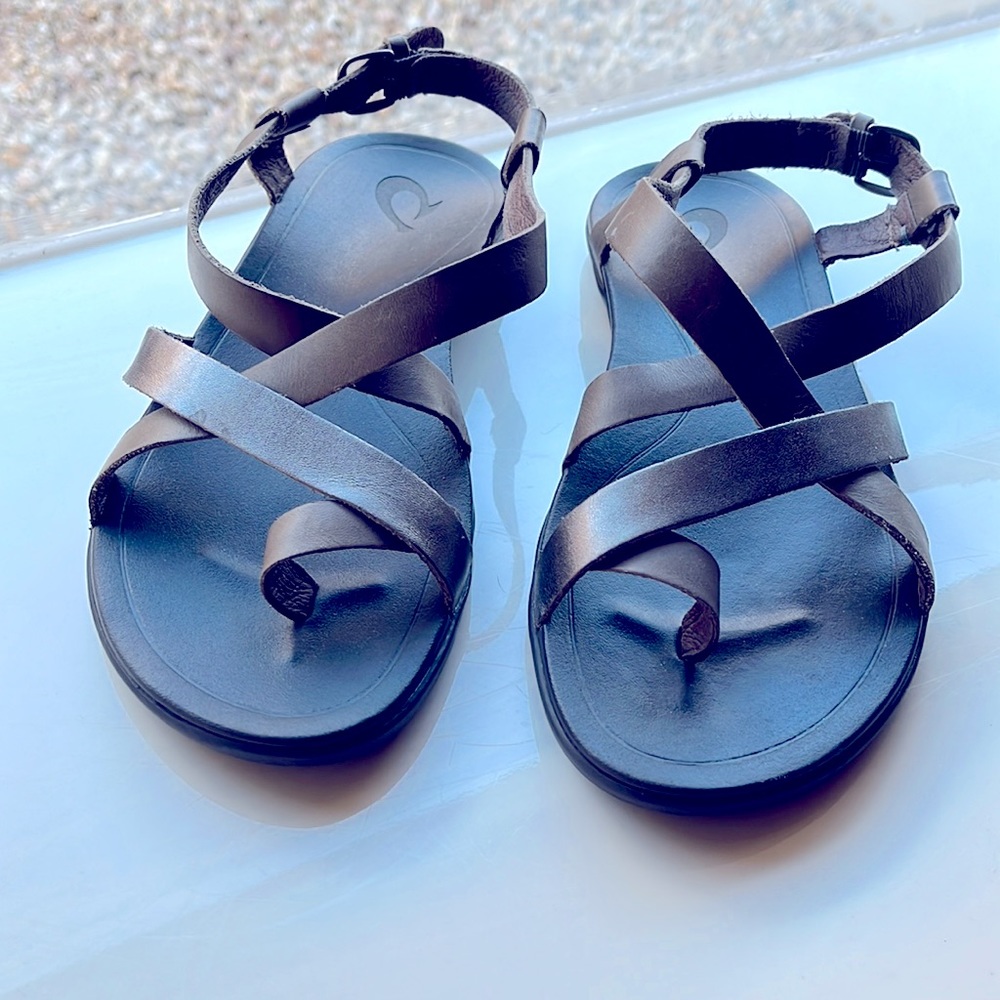 Olukai Upena silver and tan buckle sandals size women’s 6